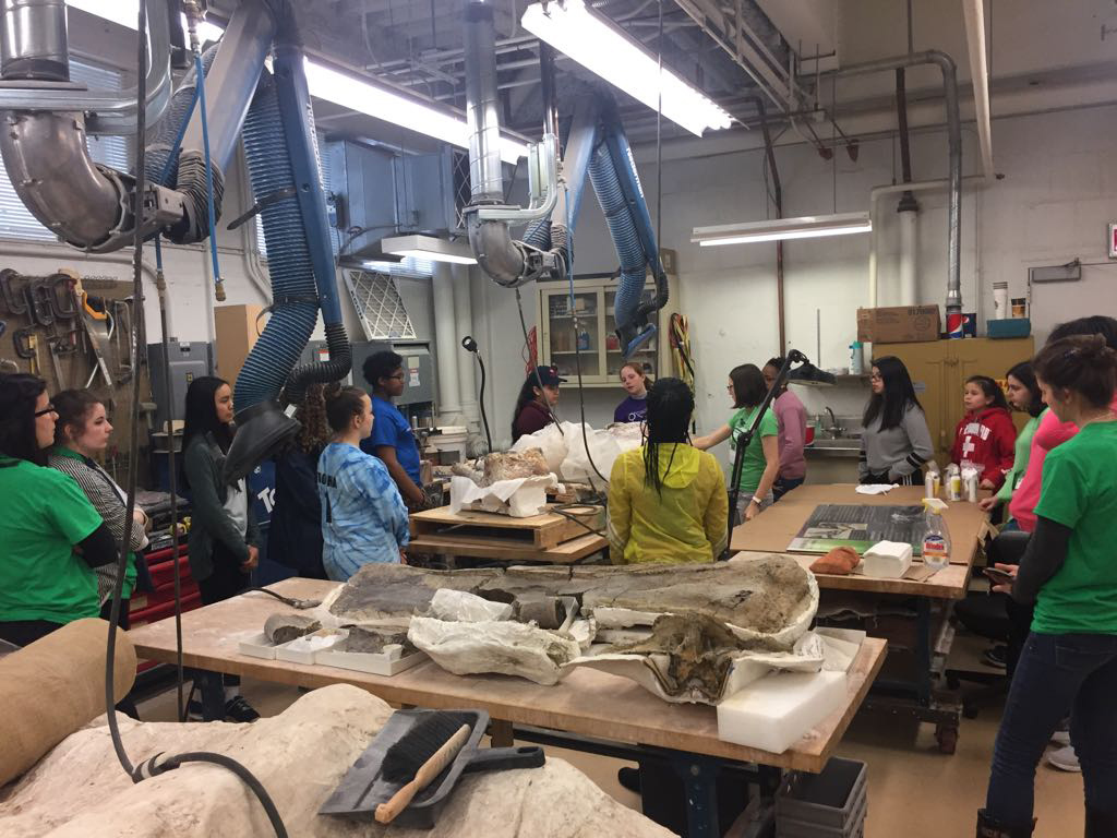 Girls at EYH Chicago 2017 learn about methods in paleo